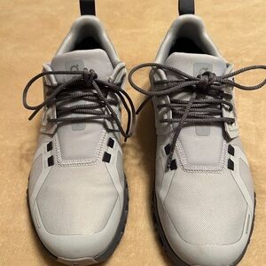 On Cloud 6 Women’s Waterproof Sneaker. / Heather Grey & Metal - 7.5